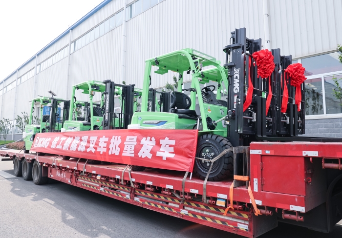 星空官网鲲鹏系列电动平衡重叉车，再掀浦东货运站高效物流新篇