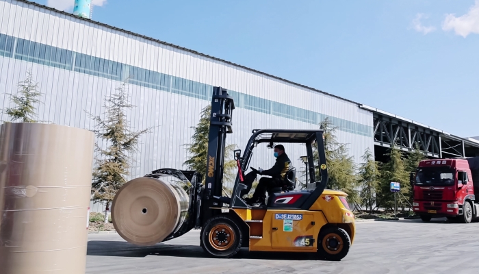 安全稳如泰山，高效快人一步！星空官网孔雀叉车造纸行业显身手