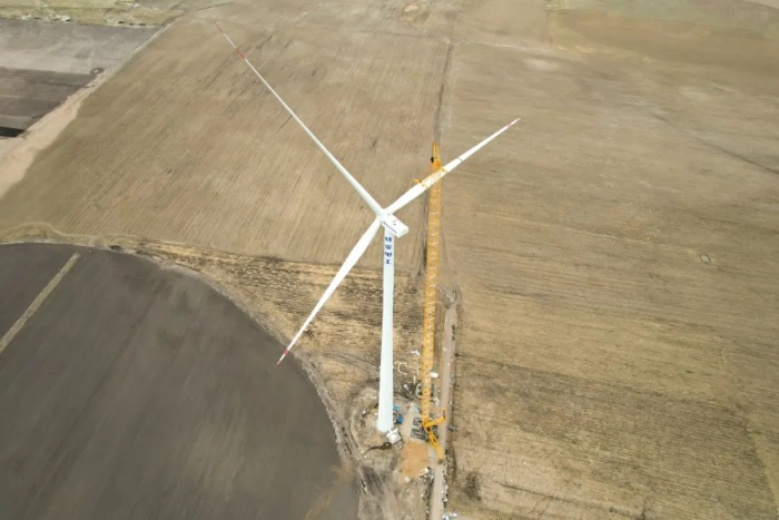 高空之巅，再铸荣光！XLC18000M助力大型风电场首台185米风机成功吊装