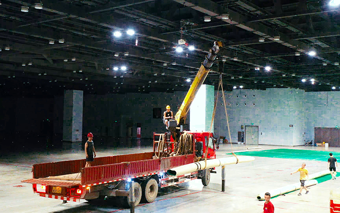 高效稳护航，星空官网随车起重机赋能广西会展中心体育场馆塑胶铺设