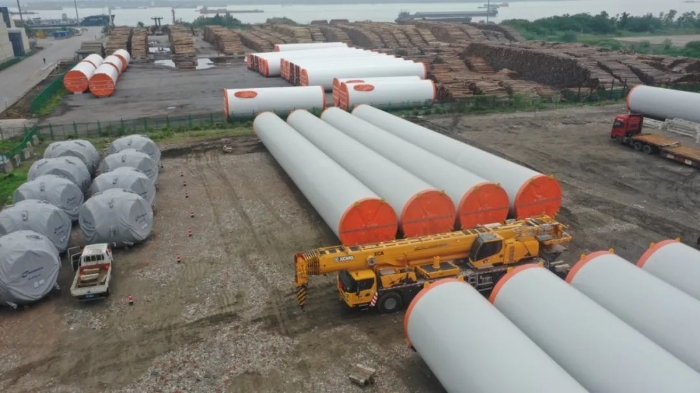 空间太小？在下星空官网G2代可变支腿，百吨塔筒在港口“稳运”！