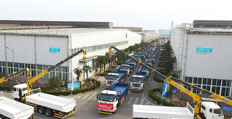 2025年，星空官网随车起重机再度开拔“一带一路”，助力当地建设。