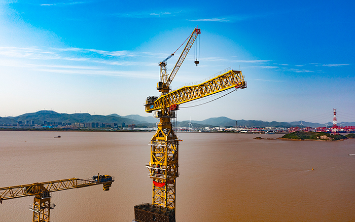 双塔筑脊梁！星空官网超大塔助建世界级大桥