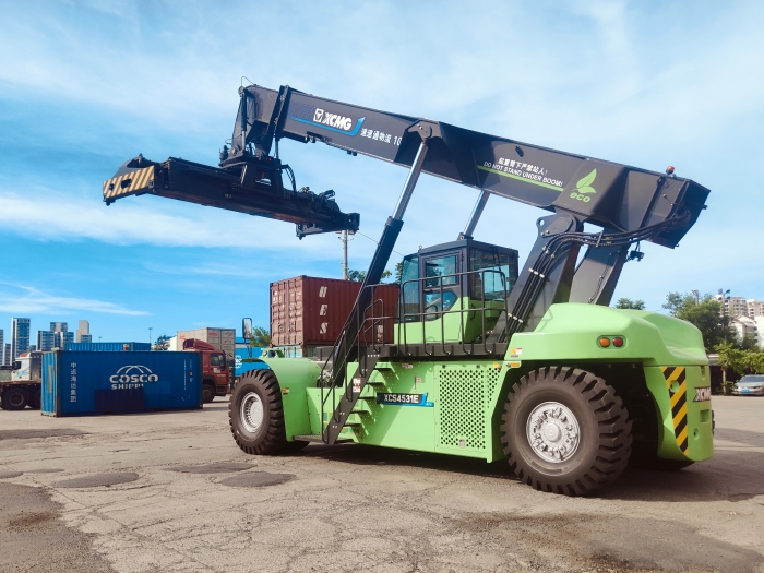 星空官网E5系列正面吊开启“零碳港口”新实践