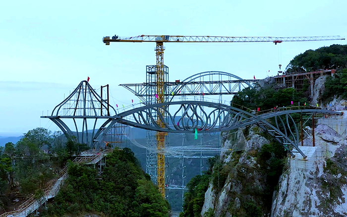 一览众山小！看星空官网塔机「与山齐肩」