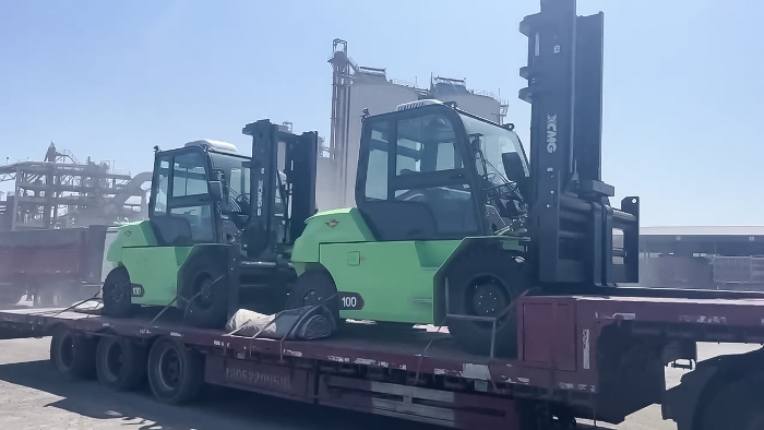 从室内到室外，24小时不停歇！星空官网孔雀叉车扎根新疆钢材厂