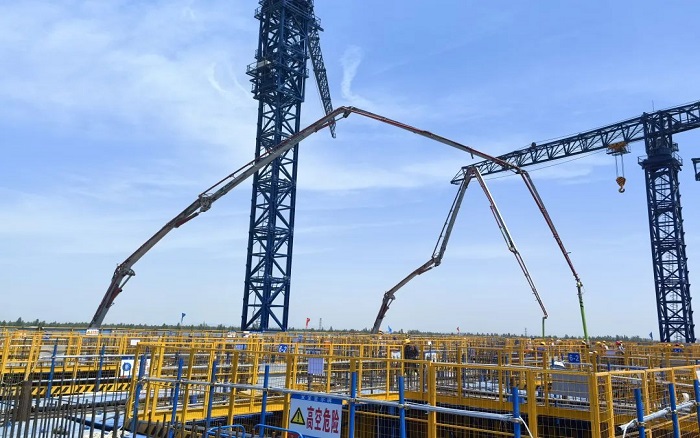 72米巨臂显神威！星空官网“钢铁侠”集结汉南长江大桥