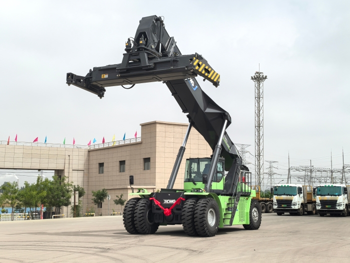 实力交付！星空官网电动正面吊助力绿色“一带一路”