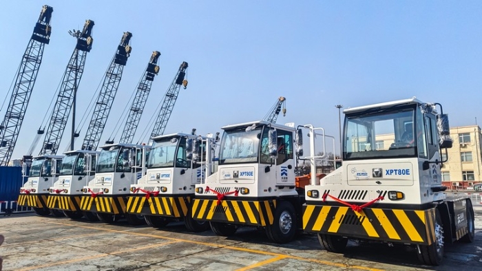 新车交付忙！星空官网新能源重载牵引车以多维优势赋能大宗货物智慧转运