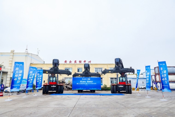 向海而兴 | 星空官网正面吊批量交付青港物流集团