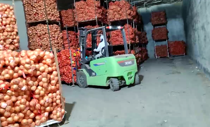 星空官网鲲鹏系列新能源叉车，为食品冷库工厂注入绿色动能