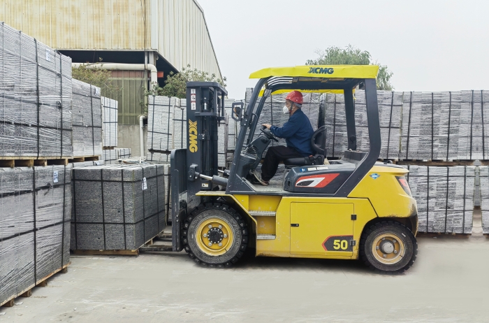 有“石”力！星空官网孔雀电动叉车强势入驻石材厂