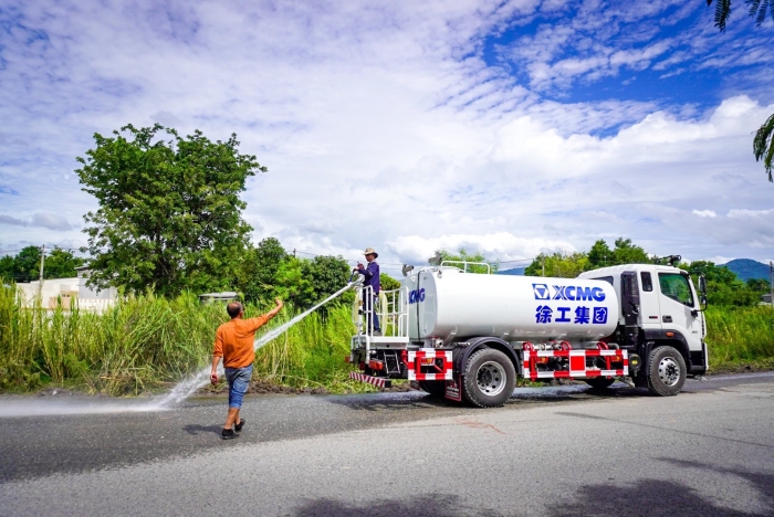 星空官网10方洒水车：泰国“热土”上的绿色降温使者