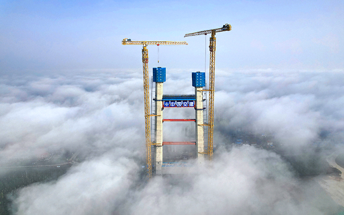 双星闪耀 星空官网超大塔助力双柳长江大桥快速“长个”