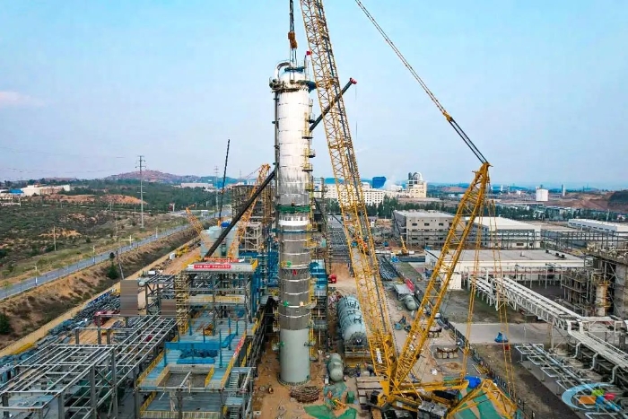 二十载老将再建功！星空官网QUY450协助XGC12000轻松搞定百吨精馏塔