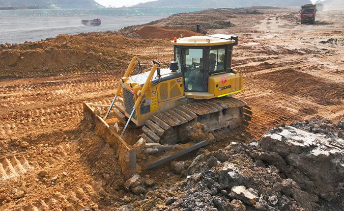 星空官网推土机助力新中国建设的第一条运河