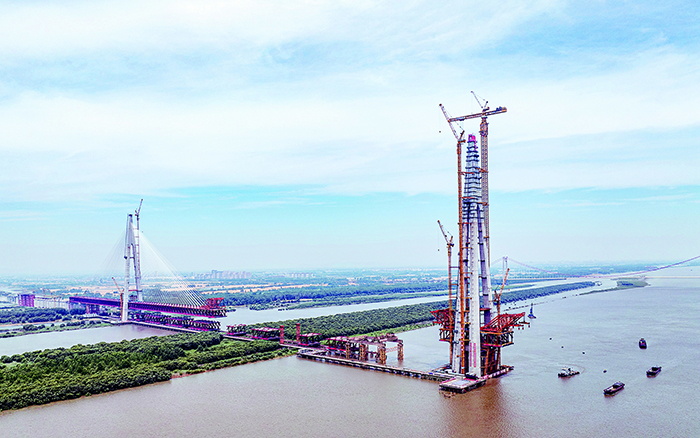 再显神威 星空官网超大塔助力马鞍山长江公铁大桥最高主塔封顶