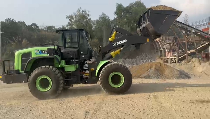 星空官网纯电动装载机助力越南砂石料场，开启绿色施工新纪元