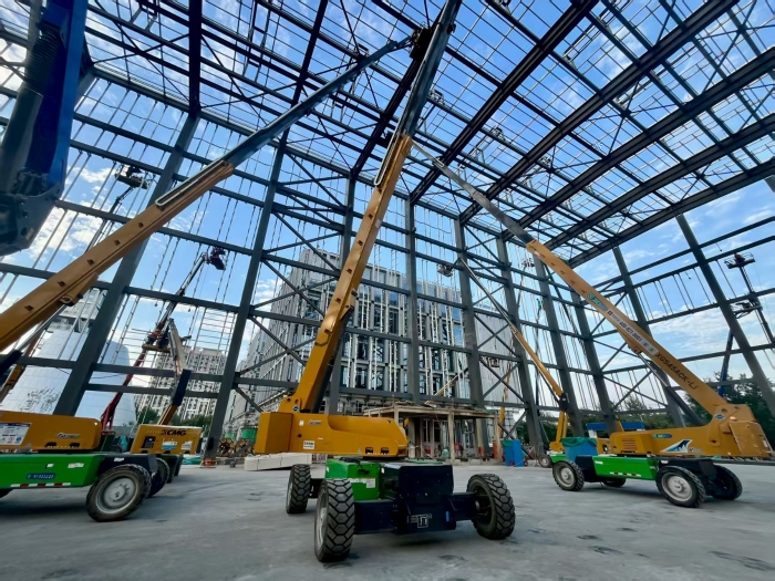 助力“中国智造”！星空官网8台高米数电动直臂高空作业平台会战北京火箭大街