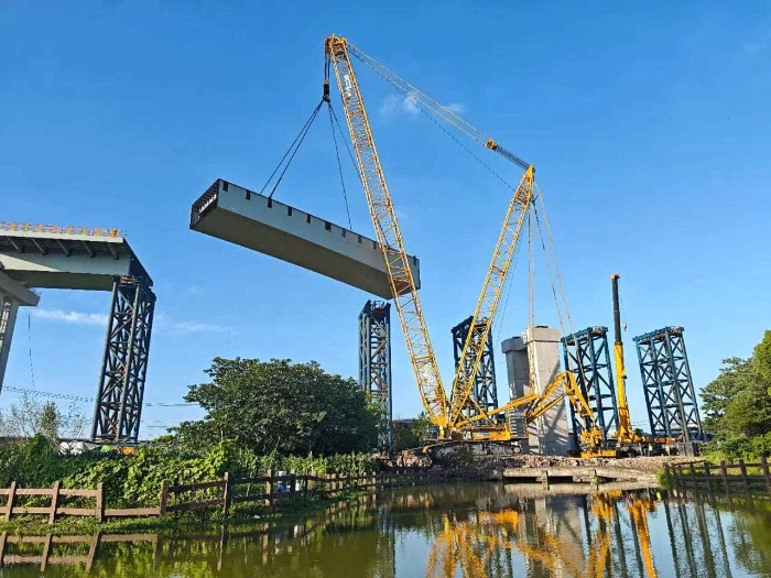 螺蛳壳里做道场？星空官网XGC11000高架旁上演“极限操作”