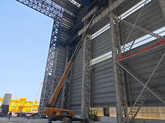 52米“巨臂”显神通！星空官网纯电动高空作业平台高效攻坚蓝水海洋车间扩建