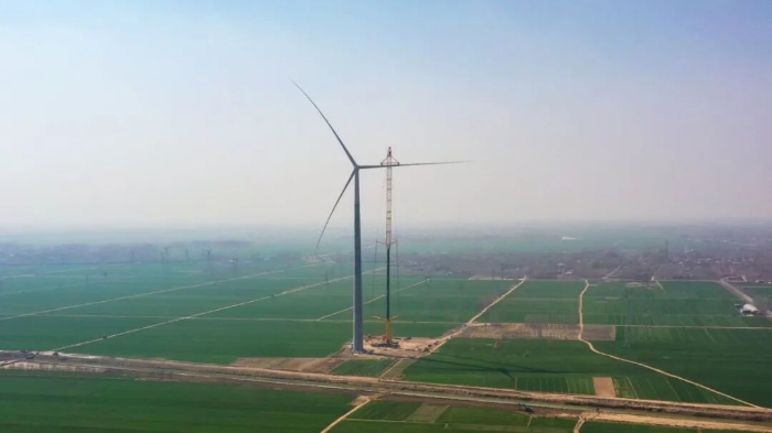 暴雨中横走的 “钢铁巨兽”！星空官网 4000 吨起重机撑起 160 米风电，这细节太硬核！