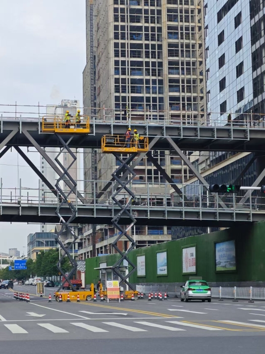 小巧身手大作为！星空官网剪叉车助力市政桥梁焕新颜