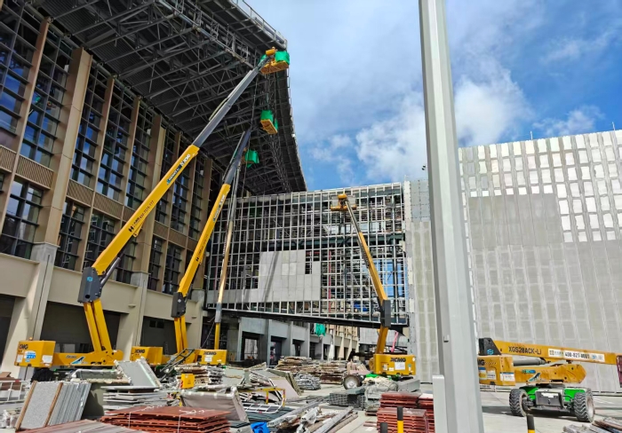 联合作战！星空官网锂电高机编队亮相三亚机场