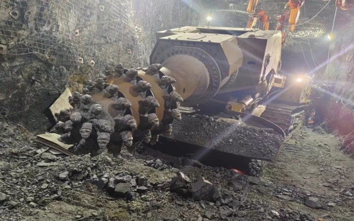 掘进磷矿！星空官网XTR7/360掘进机点磷成金