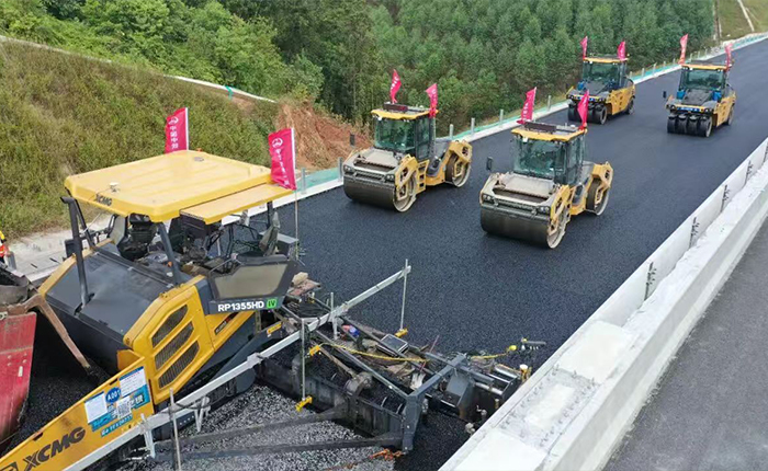 广西首现无人化摊铺！苍容高速智慧施工引关注