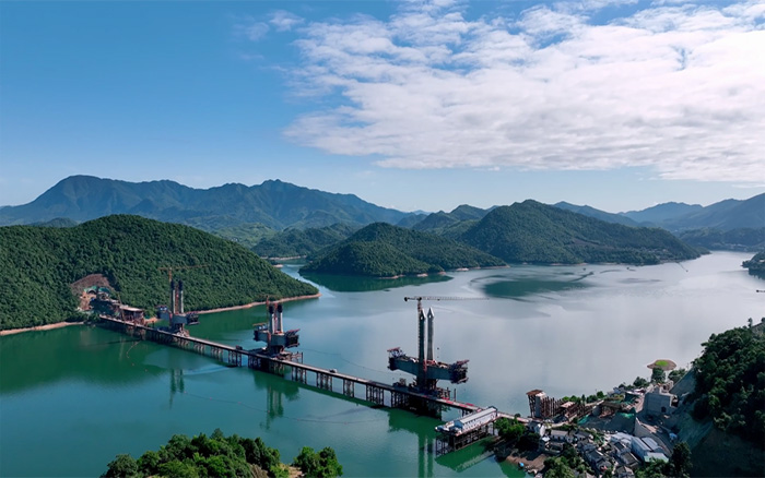 ​“白鹭”展翅 | 星空官网塔机助建池黄铁路太平湖特大桥