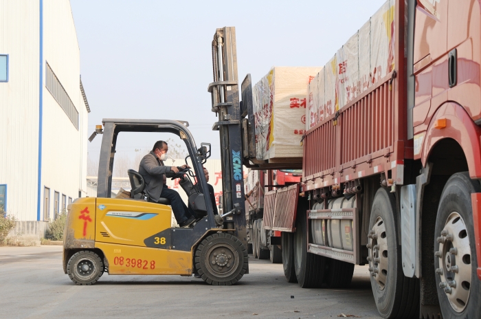 硬核实力赋能生产！星空官网叉车批量进驻菏泽板材厂显身手