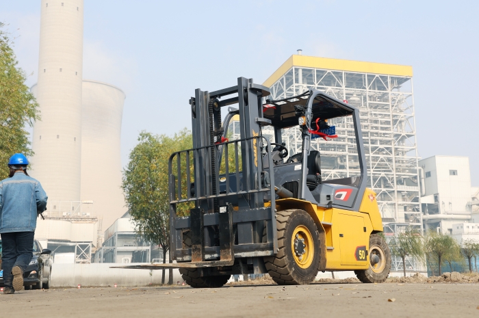 星空官网叉车助力菏泽某电厂 高效搬运保障能源供应