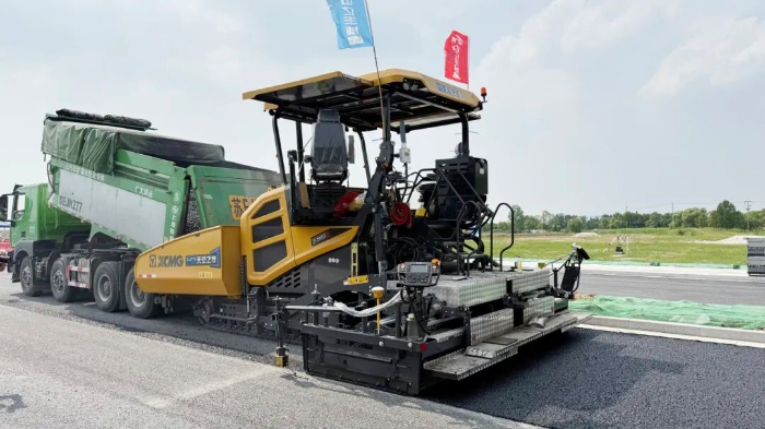 沥青智造再升级！无人摊铺技术助力常熟昆承路沥青路面智能建造
