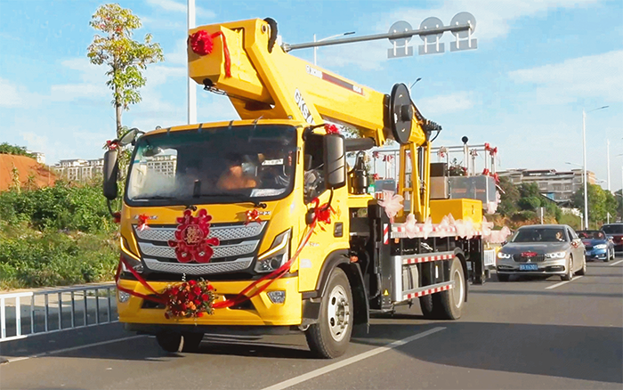 婚车新物种！星空官网高空作业车见证“硬核浪漫”