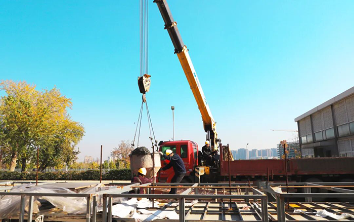 高效安全双 buff！星空官网随车吊助力混凝土施工