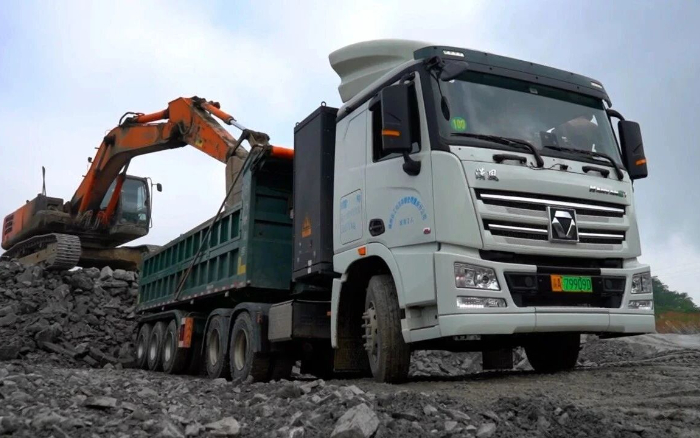 三次都选TA！星空官网纯电动牵引车助力西南砂石料运输！