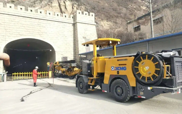 掘进铁矿！星空官网掘进钻车硬核施工