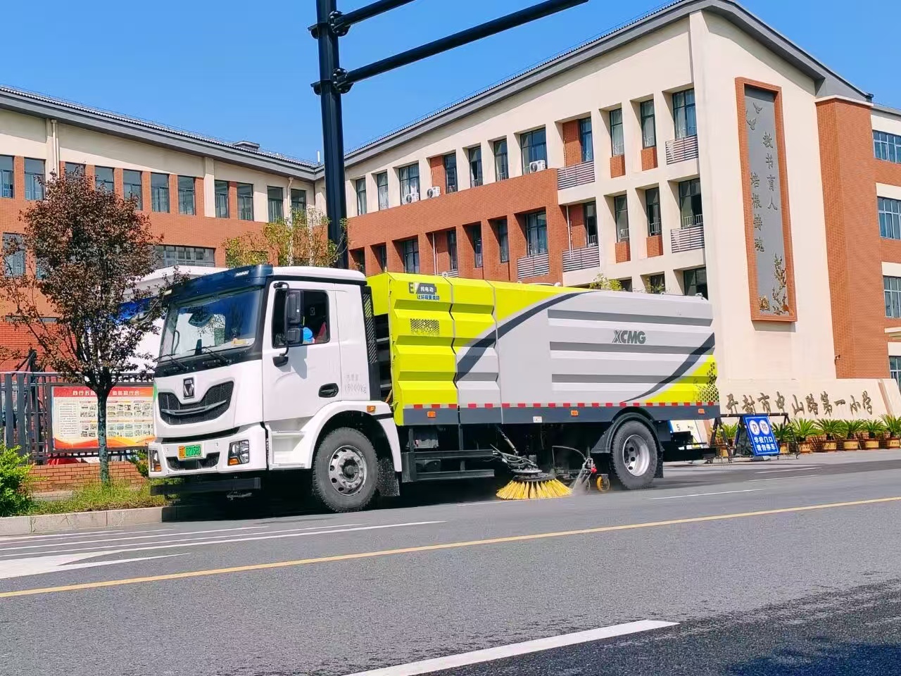 星空官网洗扫车“硬核出击”，开封中山路焕新升级