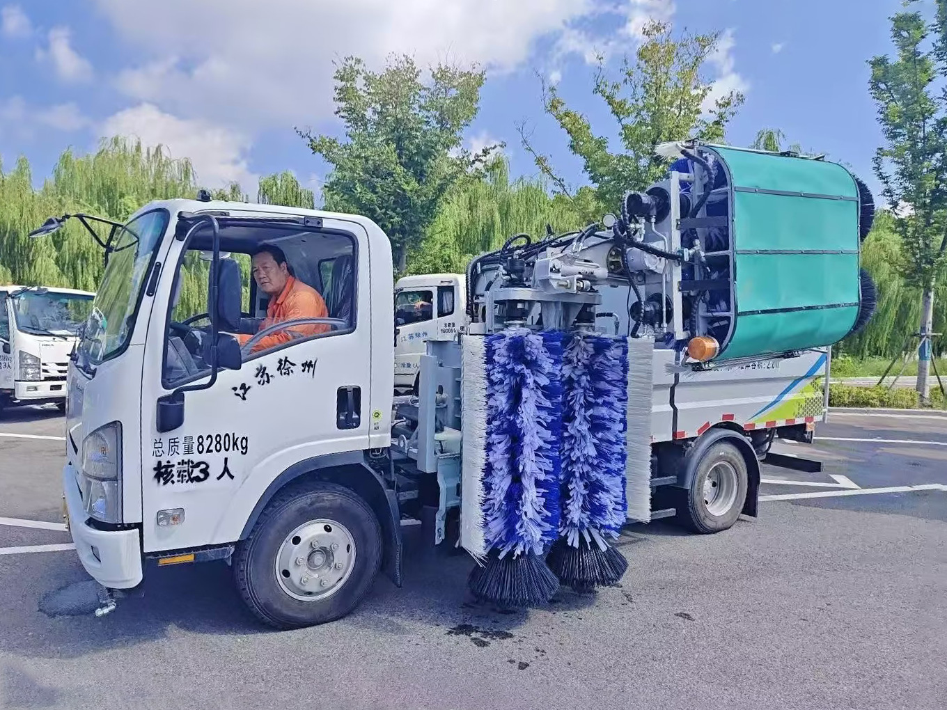 星空官网护栏清洗车：智慧守护徐州经开区的“城市美学”