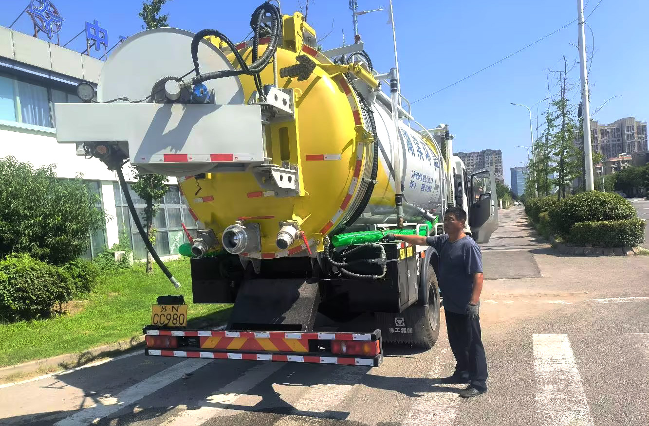 星空官网吸污车保障江苏宿迁城市管网安全高效运行