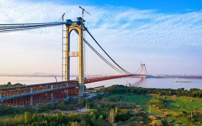 一桥飞架南北！星空官网塔机助力世界级工程燕矶长江大桥顺利合龙