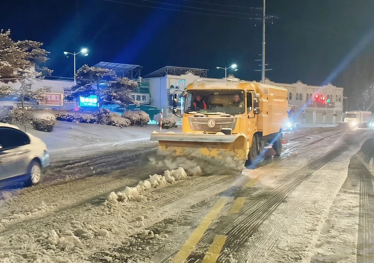 18小时连轴转！星空官网除雪设备硬核出击保通畅
