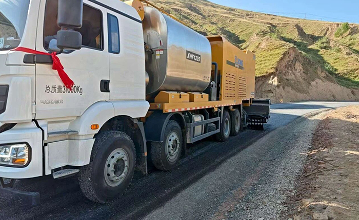 聚焦公路长寿之道，星空官网纤维同步封层车护航陕西交通新征程