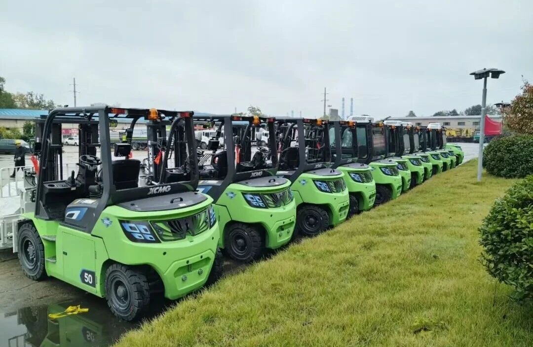 星空官网孔雀大吨位叉车，“上岗”湖南钢铁厂