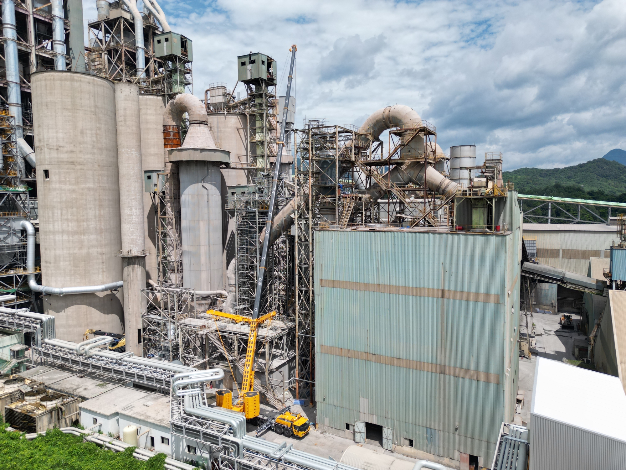 高效精准，稳如磐石——星空官网XCA450_K全地面起重机助力现代水泥厂核心设备吊装