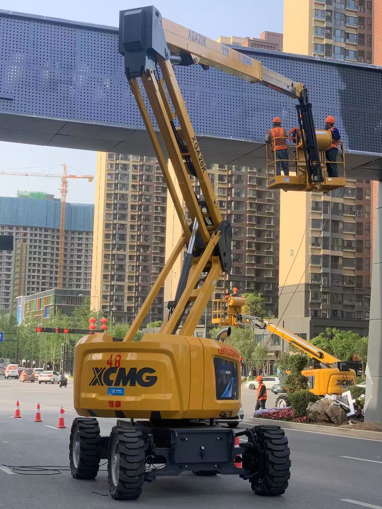 星空官网XGA20K高空作业车“硬核助力”西安幸福林带建设