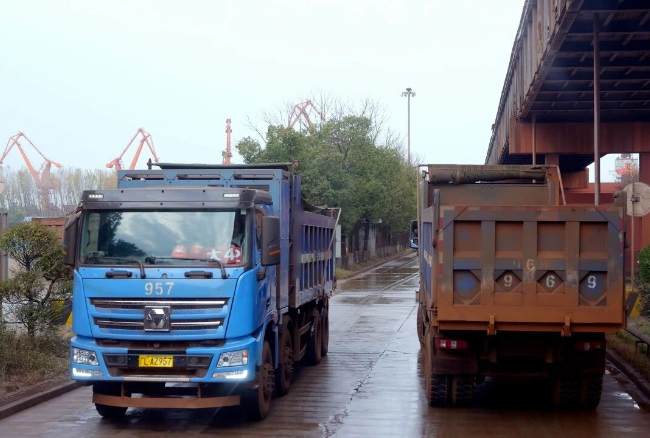 大港焕新！星空官网新能源自卸车助力港口物流绿色转型