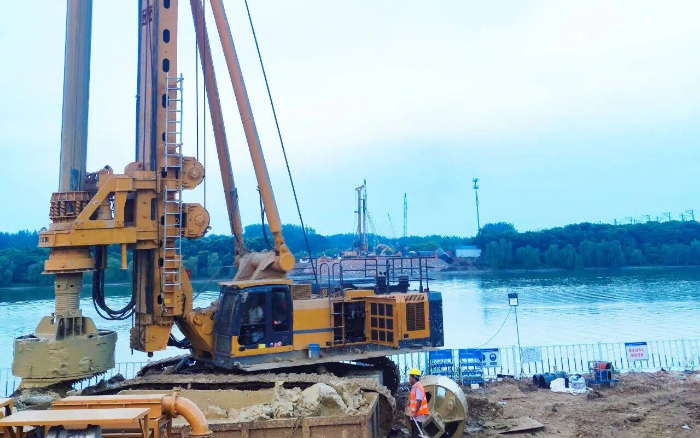 近3000根桩基，星空官网旋挖机群联合作业效率高