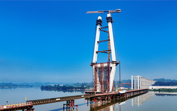 216.6米！星空官网塔机助建汉阳湖岷江特大桥主塔封顶